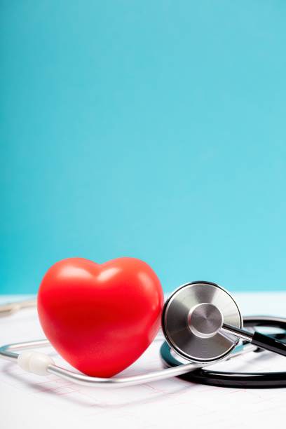 corazón rojo y estetoscopio sobre fondo azul. bodegón, medica - blood cardiologist color image nobody fotografías e imágenes de stock