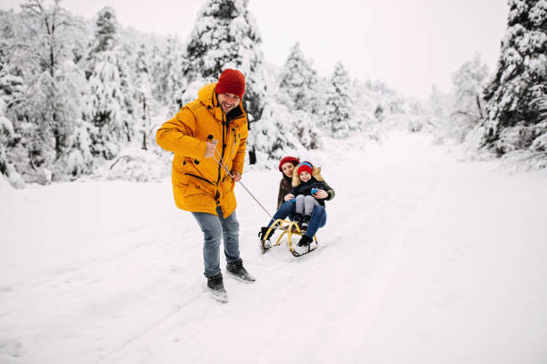 tempo di slittamento! - snow hiking foto e immagini stock