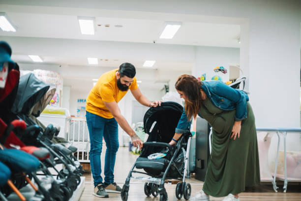 mujer embarazada -compras - cochecito para niños fotografías e imágenes de stock