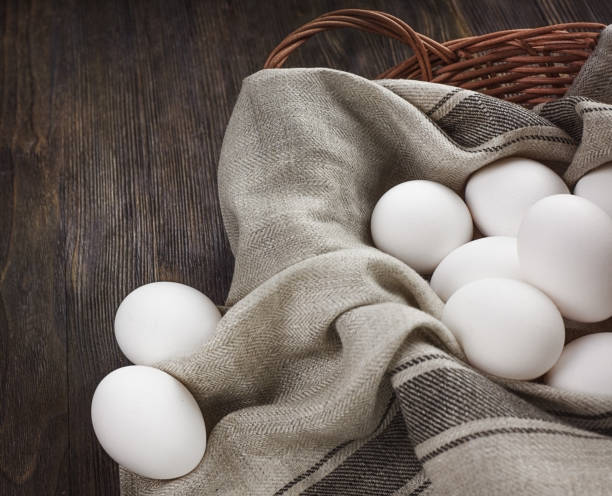 white eggs - agriculture brown burlap cholesterol imagens e fotografias de stock