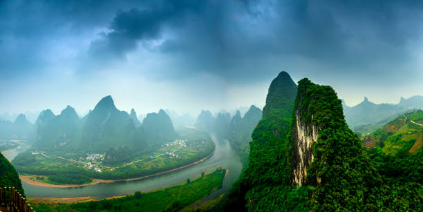 montañas karst guilin yaoshan - xingping fotografías e imágenes de stock