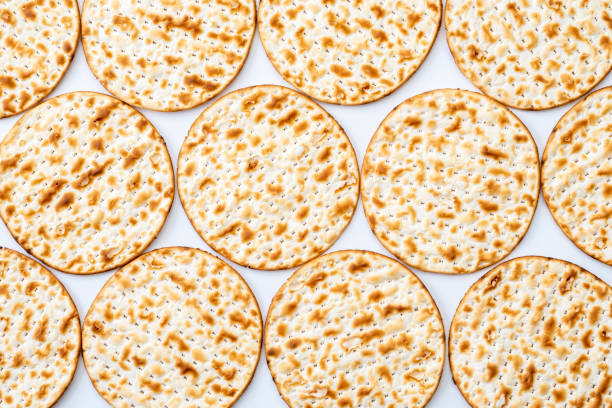 pain : fond sans couture de matzo - seder passover seder plate matzo photos et images de collection