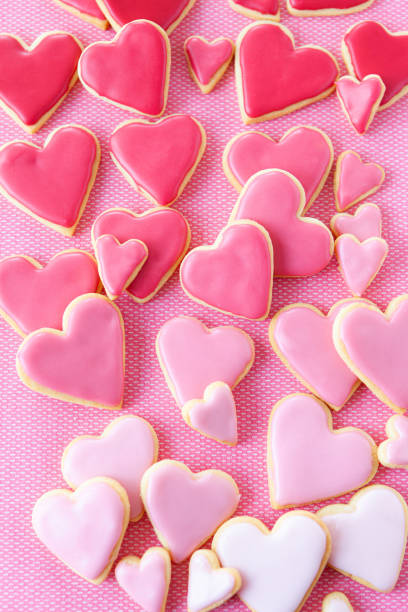 małe ciasteczka serca z różowym lukrem - heart shaped cookie zdjęcia i obrazy z banku zdjęć