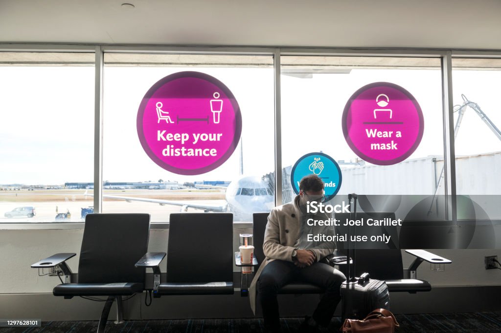 シャーロット・ダグラス国際空港でCovid-19パンデミック中にフェイスマスクを着用 - ストックフォト・写真素材...