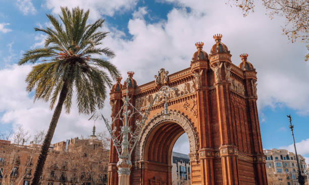 o arco de triomf, arco triunfal, construído pelo arquiteto josep vilaseca i casanovas como o principal portão de acesso para a feira mundial de barcelona de 1888 - mount tibidabo - fotografias e filmes do acervo