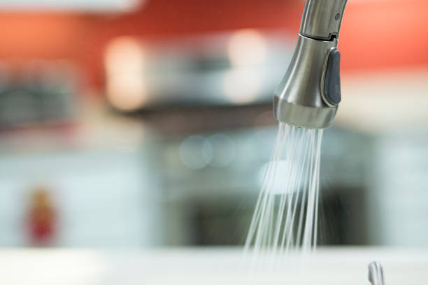 台所の蛇口から水が流れ出る - sustainable resources water conservation water faucet ストックフォトと画像