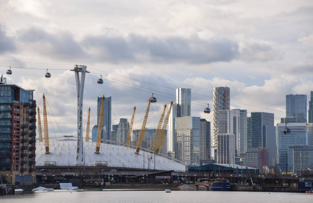 the o2 arena and canary wharf, londra - skyscraper city life urban scene building exterior foto e immagini stock