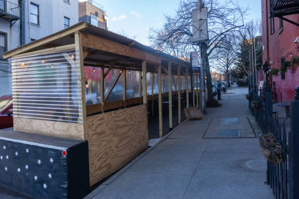 brooklyn, usa - 20. januar 2021: ein leeres restaurant im freien, das während des coronavirus in berlin sitzt. covid 19 restaurant regeln. - sidewalk cafe stock-fotos und bilder