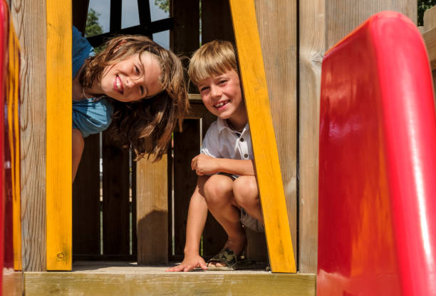 子供たちは、夏の晴れた日に、木造住宅で、遊び公園で遊びます。 - italy house sunny outdoors ストックフォトと画像