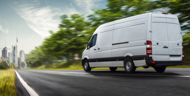 bestelwagen levert in een stad - chauffeur beroep stockfoto's en -beelden