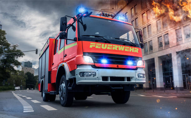 wóz strażacki w akcji z migającymi światłami - fire engine flash zdjęcia i obrazy z banku zdjęć