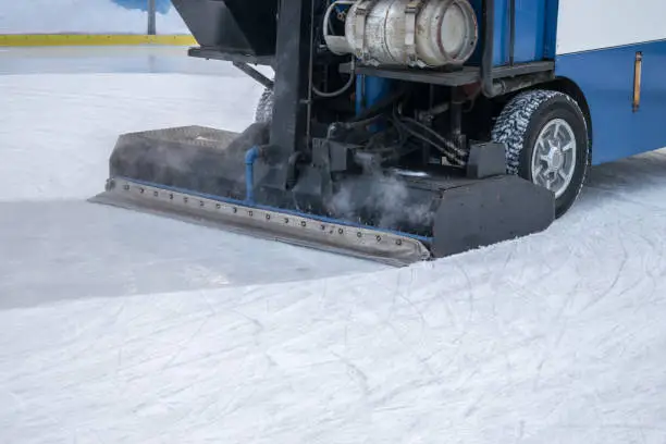 resurfacer prepares ice rink. The ice harvester removes the wormy playground. The process of preparing the winter arena for the competition.