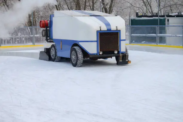 resurfacer prepares ice rink. The ice harvester removes the wormy playground. The process of preparing the winter arena for the competition.