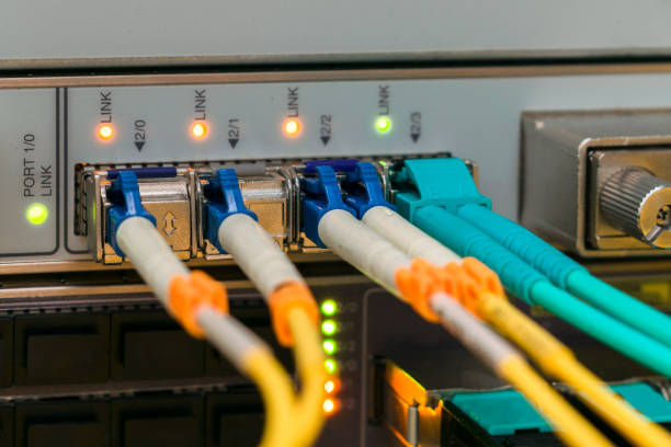 backbone szybki kanał komunikacji internetowej. kabel światłowodowy jest podłączony do interfejsów routera centralnego. nowoczesny sprzęt centrum przetwarzania danych - cable node switch router zdjęcia i obrazy z banku zdjęć