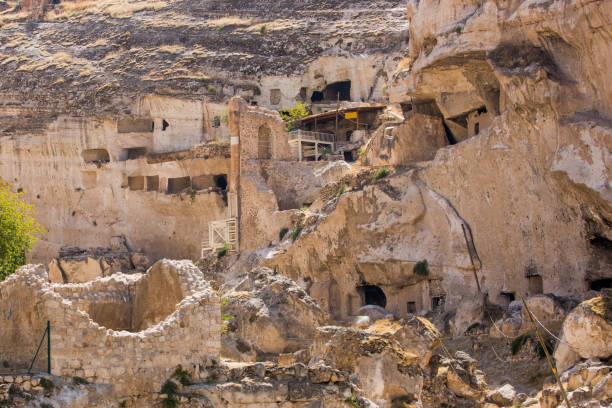 панорамный вид на древние пещерные дома хасанкейфа, турция - hasankeyf стоковые фото и изображения