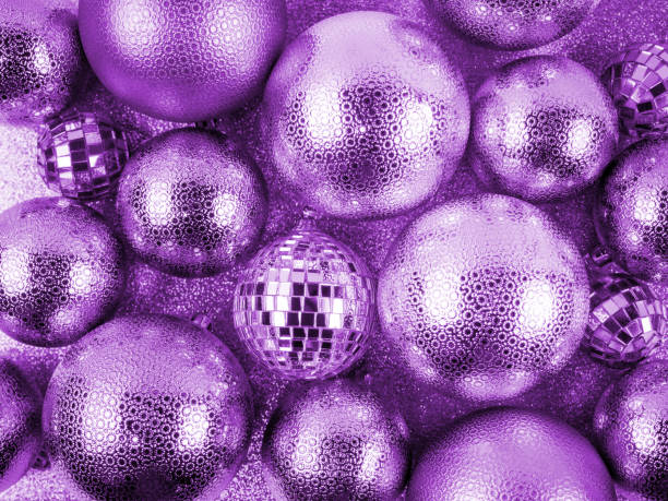 Close up top view of pile scattered Christmas balls,various sizes.Festive purple shiny,disco mirror decorations on shimmering backdrop.Concept of holiday,celebration,design of card,discounts,banner de cerca vista superior de bolas de navidad dispersas pila, varios tamaños. festive púrpura brillante, decoraciones de espejo disco en el telón de fondo brillante. concepto de vacaciones, celebración, diseño de tarjeta, descuentos, banner.