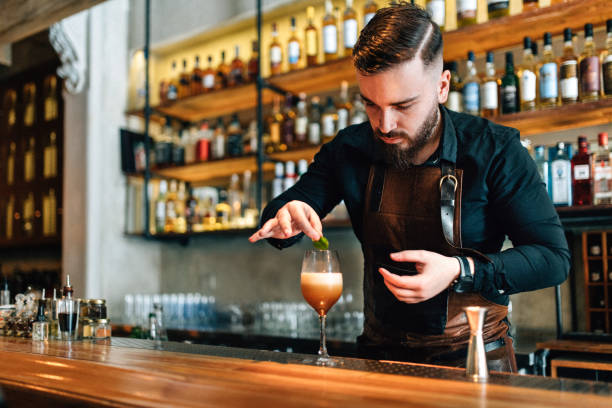barista prepara cocktail - undercutting foto e immagini stock