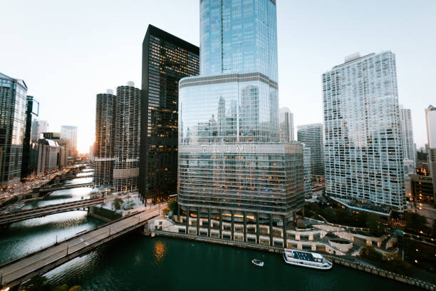 ampla paisagem urbana da orla do rio chicago - trump tower - fotografias e filmes do acervo