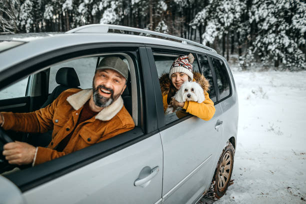 famille sur un voyage de route d’hiver - winter driving photos et images de collection