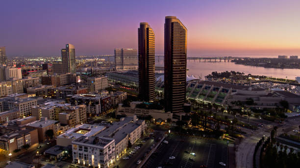 plan aérien du centre-ville de san diego au crépuscule - coronado bay bridge san diego california skyline california photos et images de collection