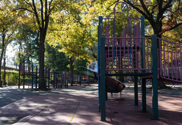 parque infantil vacío en flushing queens nueva york durante el otoño - flushing fotografías e imágenes de stock