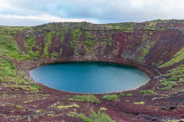 vista superior da cratera kerid (kerið) com lago azul - kerith - fotografias e filmes do acervo
