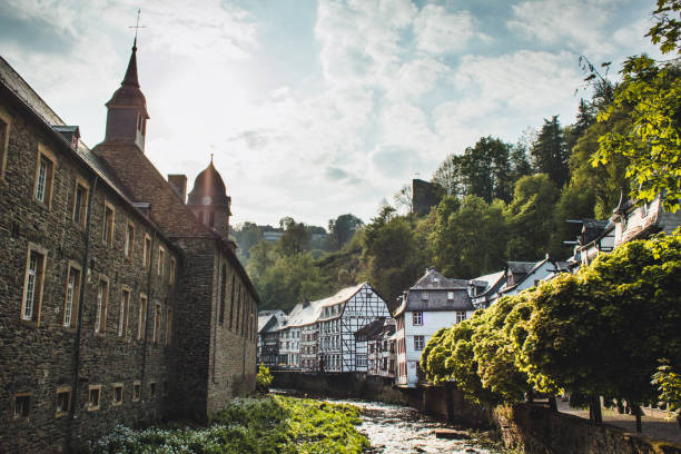 una pequeña ciudad pintoresca en noth renania-westfalia, alemania. es famosa por sus calles empedradas y casas con entramado de madera - monschau fotografías e imágenes de stock