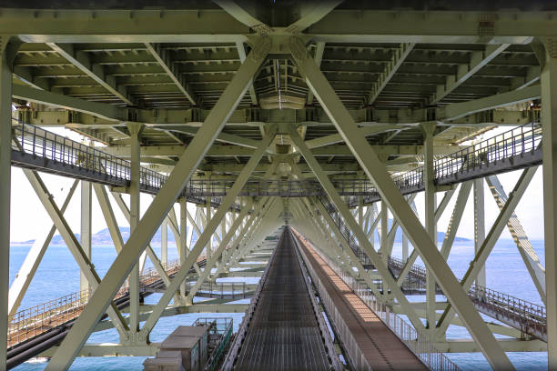 под мостовой балкой моста акаси кайкио - kobe bridge japan suspension bridge стоковые фото и изображения