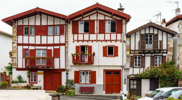 ruas, casas e arquitetura típica da vila sare no país basco francês. - fog old stone bridge - fotografias e filmes do acervo