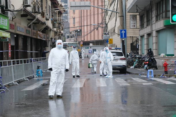 personel medyczny w białym kombinezonie hazmat na ulicy w chinach - control clothing outdoors image technique zdjęcia i obrazy z banku zdjęć