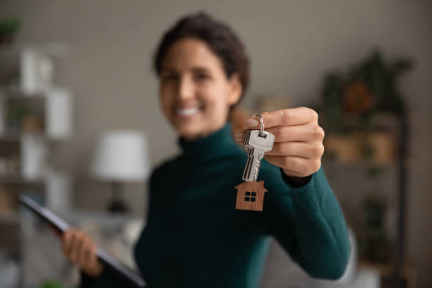 el primer plano de la mujer feliz muestra las llaves de casa - real estate agent fotografías e imágenes de stock