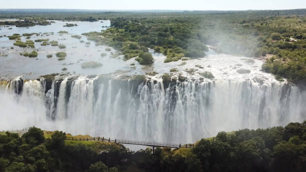 las cataratas victoria en la frontera de zimbabue y zambia en africa. la gran victoria falls una de las maravillas más bellas del mundo.unesco patrimonio de la humanidad. disparo aéreo desde arriba. - victoria falls waterfall zimbabwe zambia fotografías e imágenes de stock