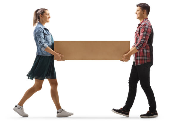 joven hombre y mujer que llevan una caja de cartón - box men holding isolated fotografías e imágenes de stock