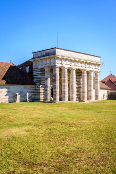 entrada de las reales salinas en arc-et-senans, francia. - column gate classical greek roof fotografías e imágenes de stock