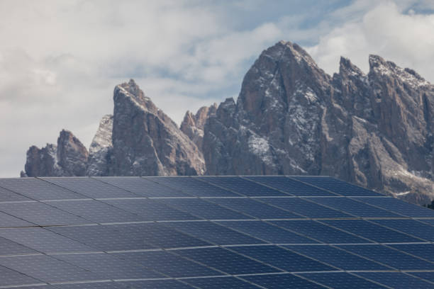 太陽光発電パネル付き高山納屋の農村風景 - solar panel alternative energy chalet european alps ストックフォトと画像