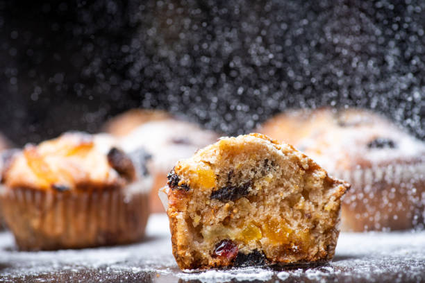 domowe pieczone słodkie babeczki w papierowych uchwytach - breakfast bread table drop zdjęcia i obrazy z banku zdjęć