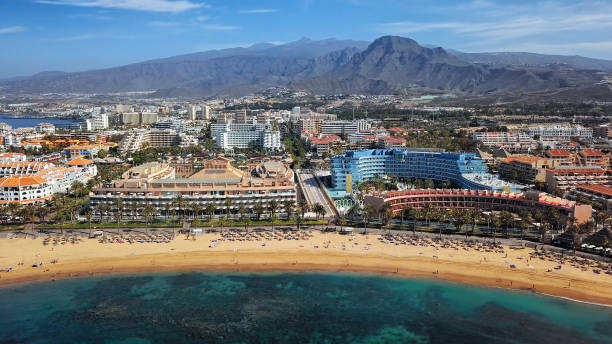 Panorama aéreo dos resorts de Los Cristianos e praia de Playa del Camison, Tenerife, Ilhas Canárias, Espanha. - foto de acervo