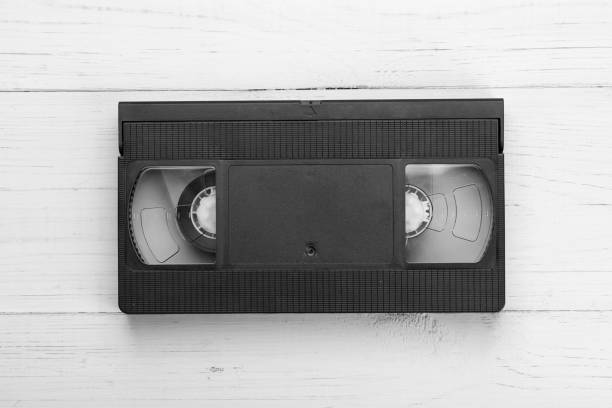 cinta vhs de los años 80 y 90 sobre fondo de madera blanca. - vcr video cassette tape audio cassette home video camera fotografías e imágenes de stock