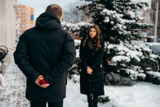 chwila oczekiwania przed propozycją małżeństwa. facet trzyma sypialne pudełko z pierścieniem - passion kissing black white zdjęcia i obrazy z banku zdjęć