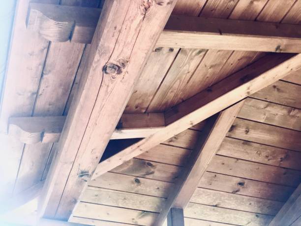 деревянная крыша дома - home addition roof tile building activity wood стоковые фото и изображения