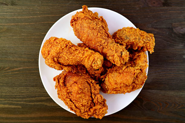 plate of delectable golden brown crispy fried chickens on wooden background - chicken wing white meat unhealthy eating plate imagens e fotografias de stock