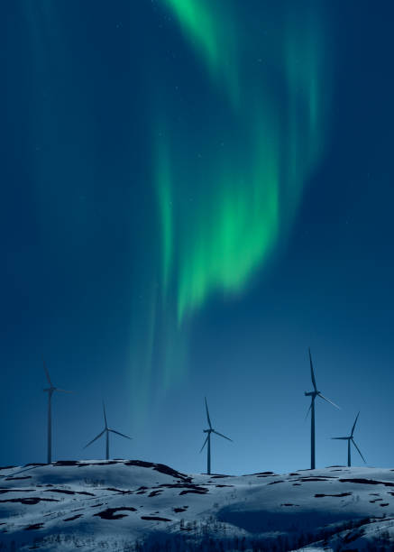 ветряные мельницы ночью с полярным сиянием на небе - snow nature sweden cold стоковые фото и изображения