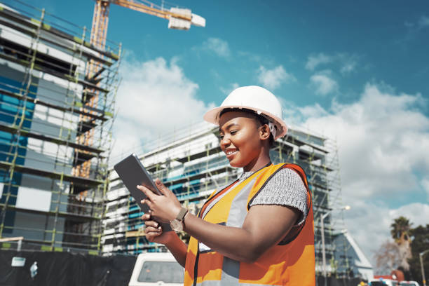 fazendo das plantas de papel uma coisa do passado - construction worker construction building contractor hardhat - fotografias e filmes do acervo