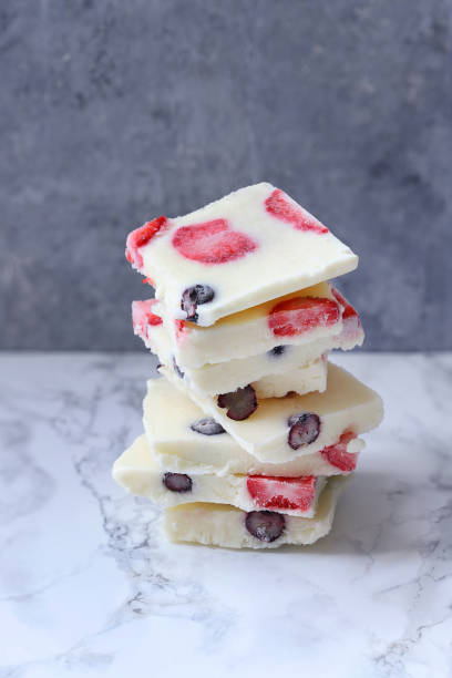 yogures congelados con frutos rojos - yogur helado fotografías e imágenes de stock