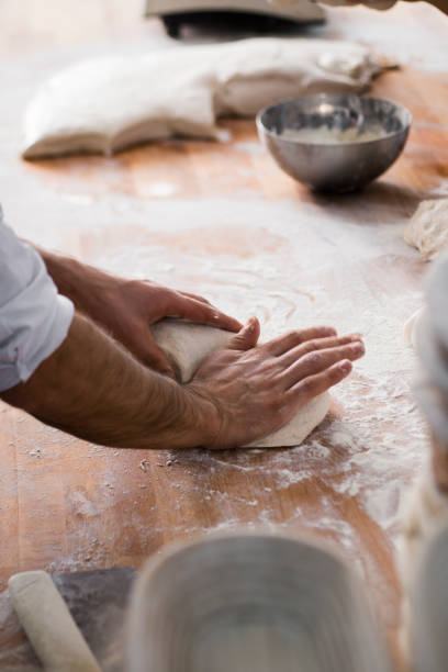 piekarz pracujący z ciasta do chleba - chef baker bakery flour zdjęcia i obrazy z banku zdjęć