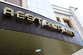 blick-auf-restaurantschild-im-winter.jpg