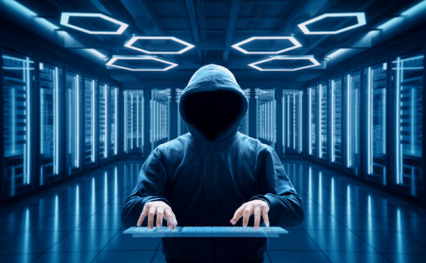 computer hacker in serverruimte - data leak stockfoto's en -beelden