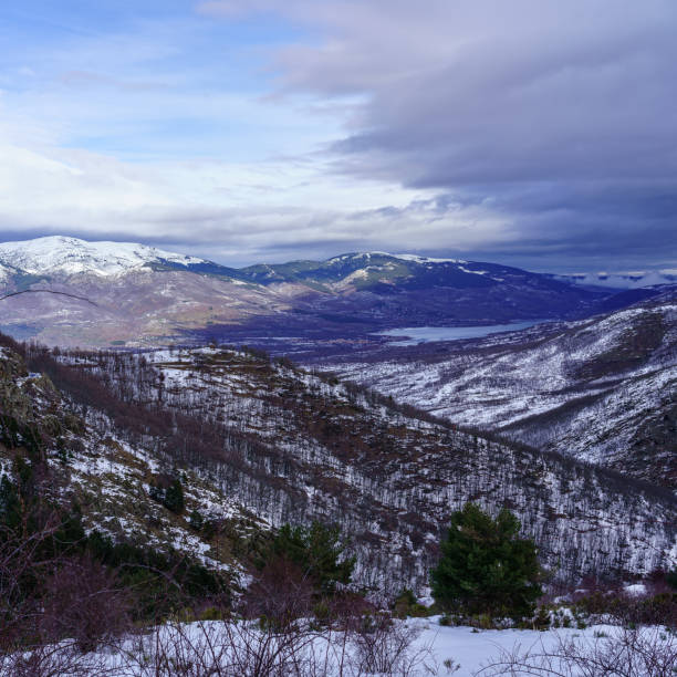 paisaje de montaña con nieve y arco iris en el horizonte. - 70st fotografías e imágenes de stock