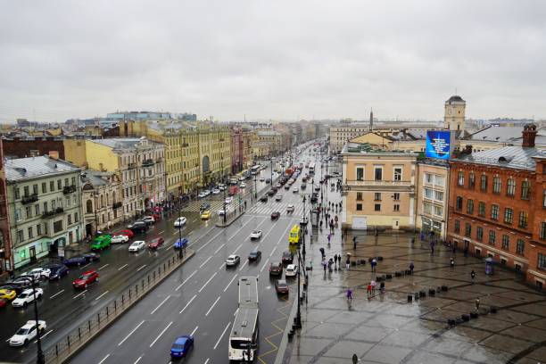 sankt-petersburg, rosja - listopad, 2020 panoramiczny widok z dachu na ligovsky prospekt z ruchu i stacji kolejowej moskovsky. jeden z głównych krajobrazów sankt petersburga. historyczne centrum starego miasta w deszczowy dzień - prospekt przodu zdjęcia i obrazy z banku zdjęć