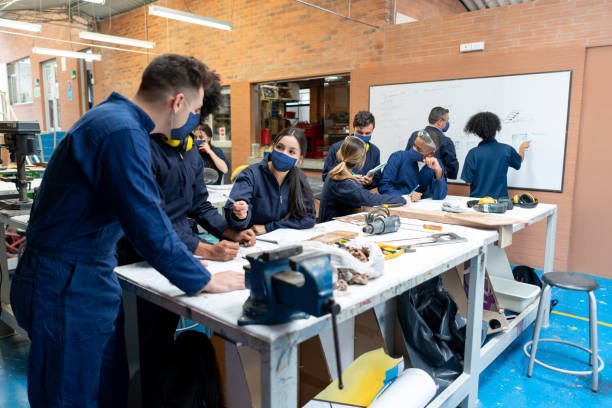 grupo de estudiantes de ingeniería en una clase con máscaras faciales - restoring construction built structure occupation fotografías e imágenes de stock